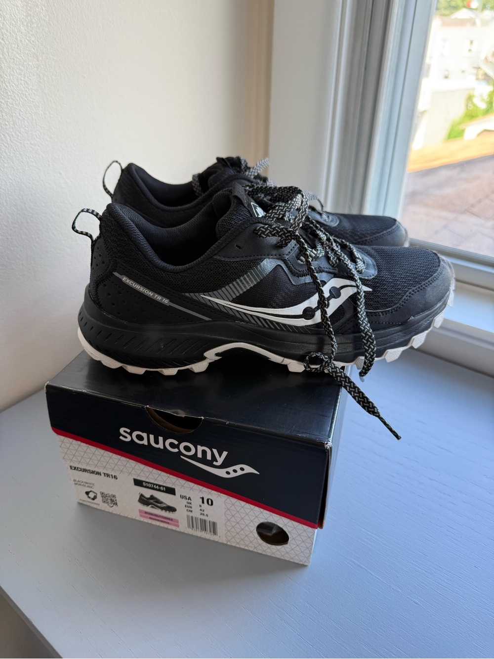 Saucony Womens Black and White Trail Sneakers Excursion TR16, Sz 10